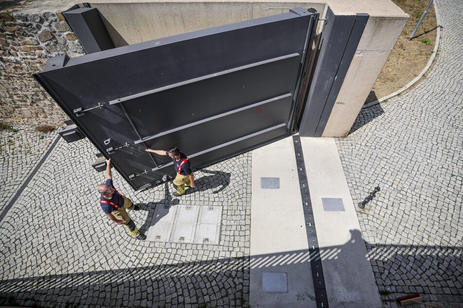 In Grimma sind die Hochwasserschutzmaßnahmen bereits abgeschlossen, mit Flutschutztoren wie im Foto.
