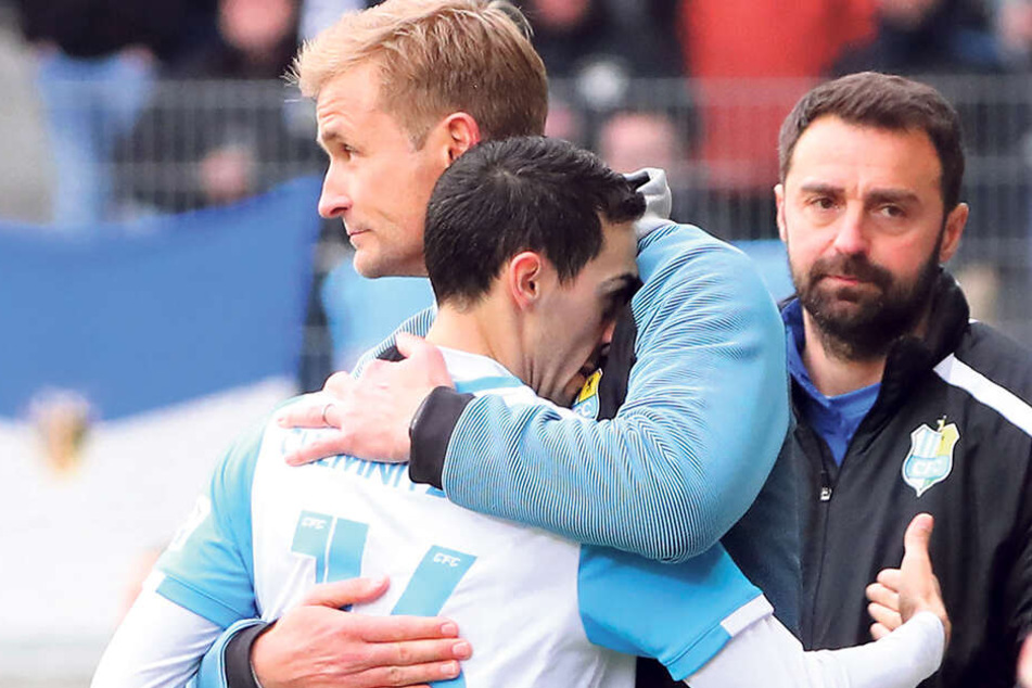 Gut gemacht! Coach David Bergner umarmt Rafael Garcia.