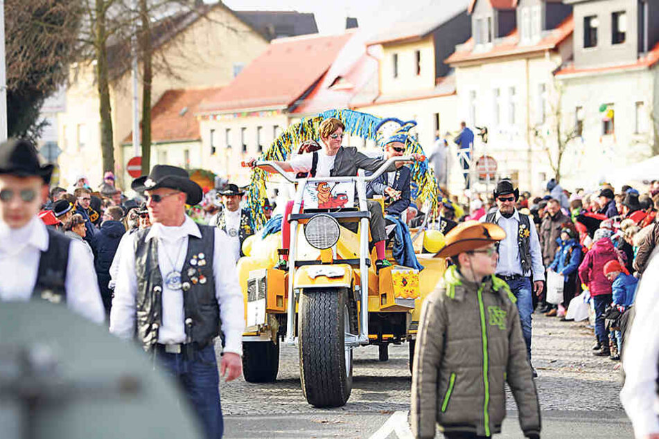 Auch zum Faschingssonntag finden
in Sachsens Karnevals-Hochburgen die bunten Festumzüge statt.