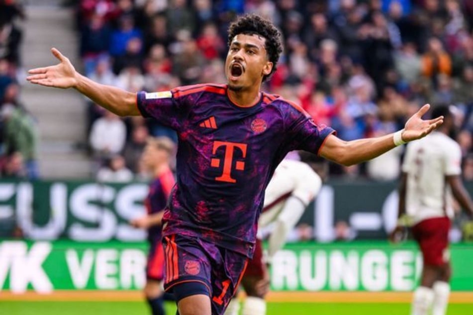 Bayerns Nationalspieler Nathaniel Brown (23) jubelt über das Tor zum 2:2 in Augsburg.