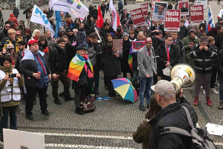 Auf dem Odeonsplatz trafen sich die Teilnehmer für die gemeinsame Kundgebung.