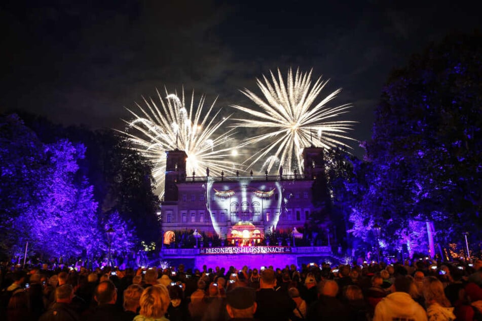 Das Feuerwerk der Schlössernacht wirkte besonders imposant vor der illuminierten Fassade von Schloss Albrechtsberg.