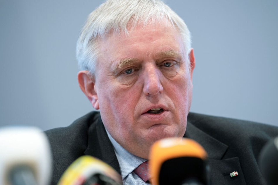 Karl-Josef Laumann (CDU), Gesundheitsminister von Nordrhein-Westfalen, beantwortet Fragen von Journalisten. Im Kreis Heinsberg ist der erste bestätigte Coronavirus-Fall in Nordrhein-Westfalen aufgetreten.