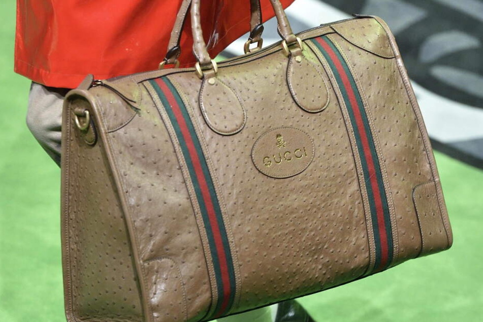 Trotz Sozialhilfe trug die Frau Gucci-Handtasche und goldene Armbänder. (Symbolbild)