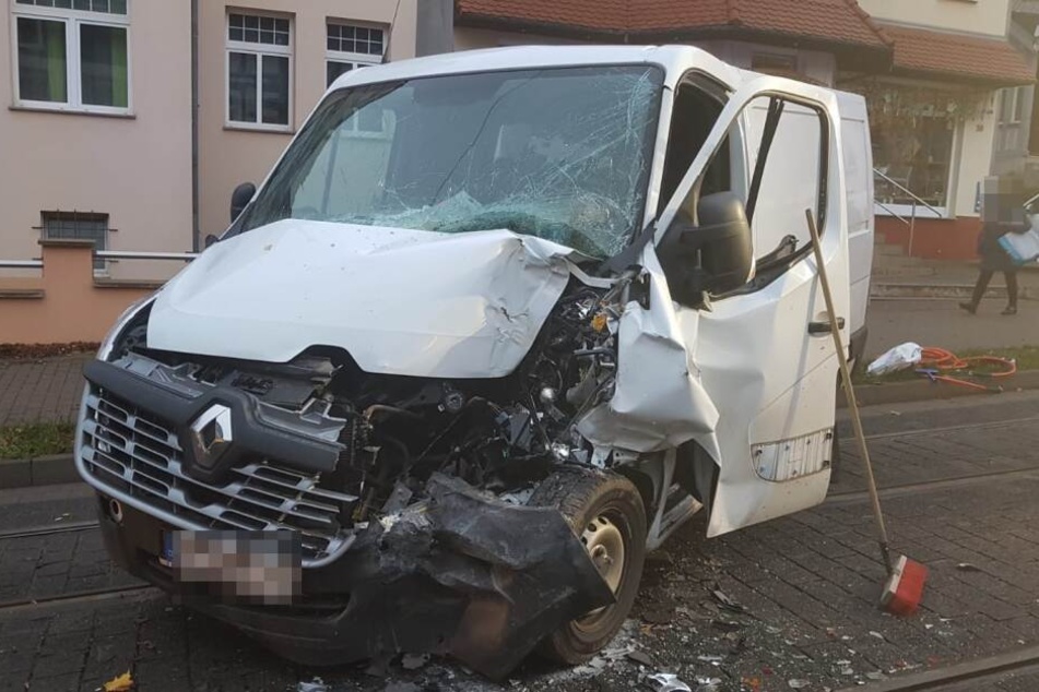 Der Fahrer des Transporters wurde lebensbedrohlich verletzt.