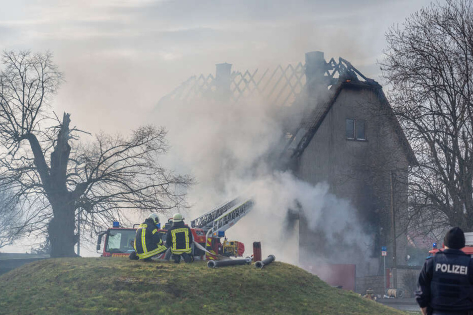 Die Feuerwehr kann nur von außen löschen, denn das Haus ist einsturzgefährdet.