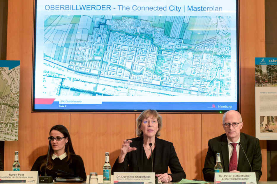 "Oberbillwerder - Die vernetzte Stadt" prangt während der Landespressekonferenz in großen Lettern über (vlnr.) Karen Pein, Geschäftsführerin der IBA Hamburg, Dorothee Stapelfeldt (SPD), Stadtentwicklungssenatorin und Peter Tschentscher (SPD), Erster Bürge