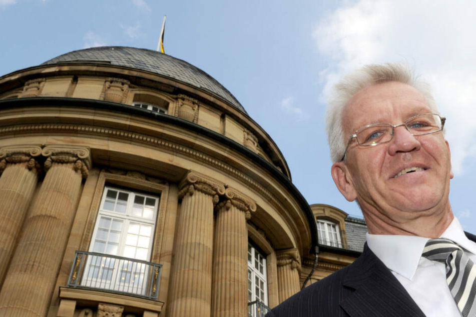 Ministerpräsident Winfried Kretschmann vor der Villa Reitzenstein.