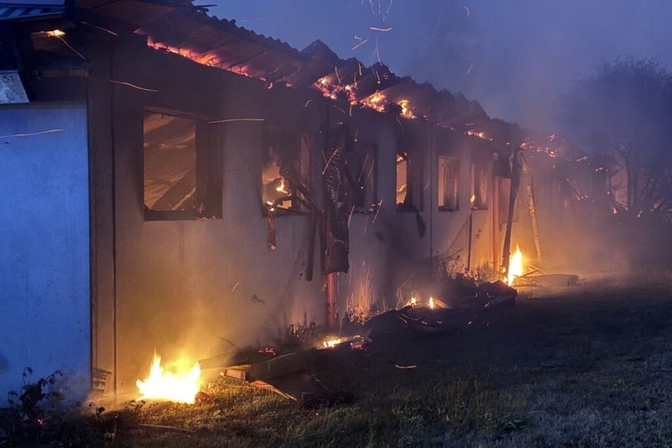 Das Feuer breitete sich durch den Wind sehr schnell aus.