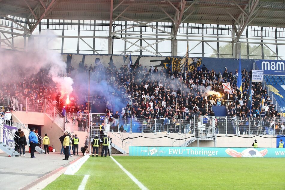 Jena-Fans fackelten reichlich Pyrotechnik ab.