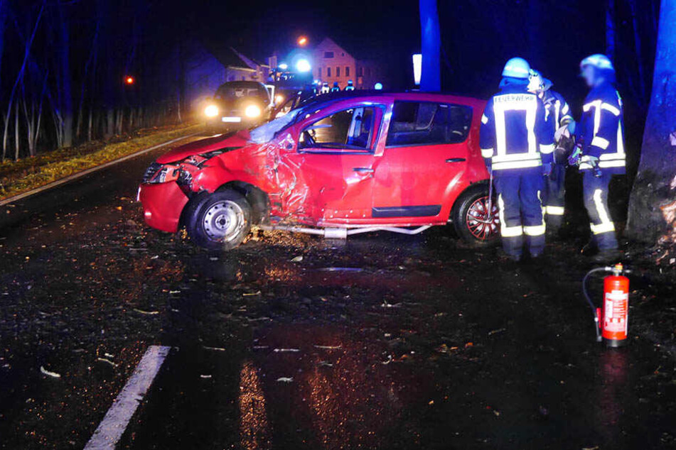 Der Dacia knallte gegen einen Baum auf der B171 bei Olbernhau.