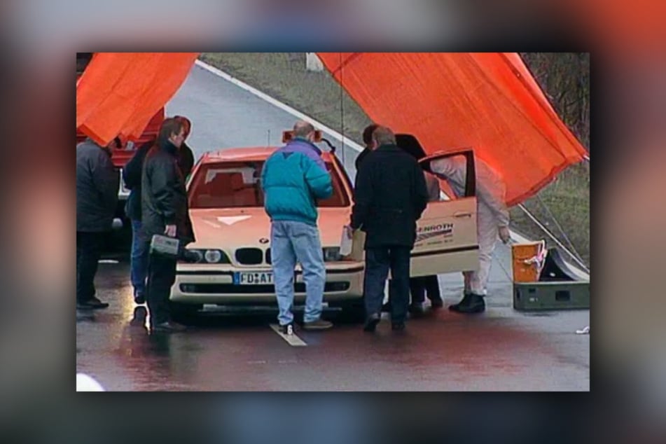 Fotos vom Tatort zeigen Plüschkes Taxi, aus welchem er nach dem Schuss noch herauskriechen konnte.