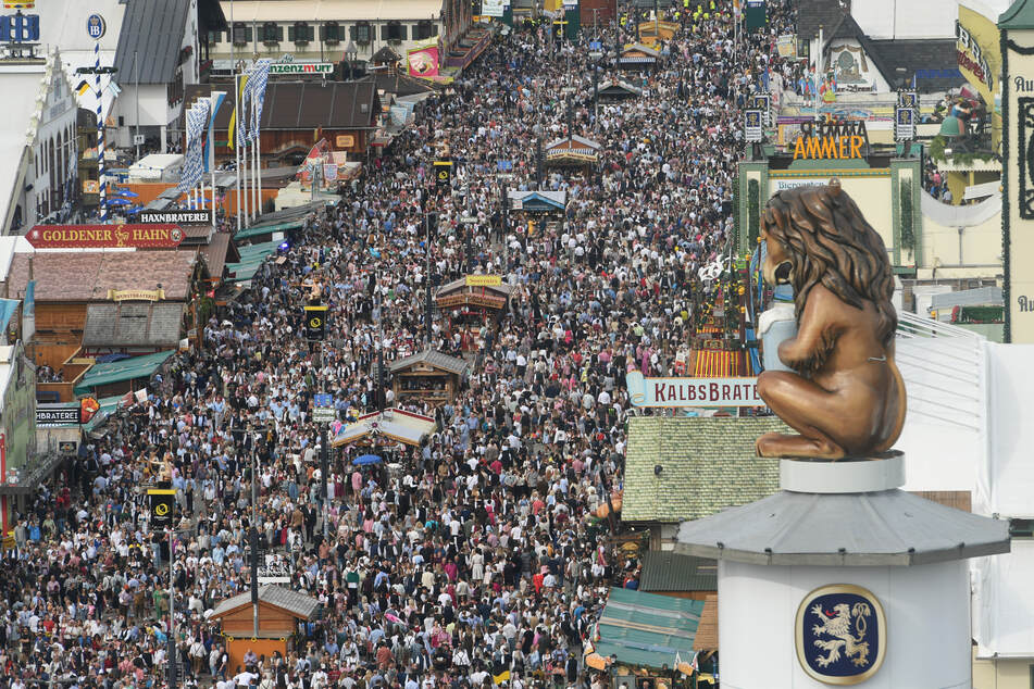 Besucher-Ströme schieben sich durch die Hauptgasse der Wiesn.