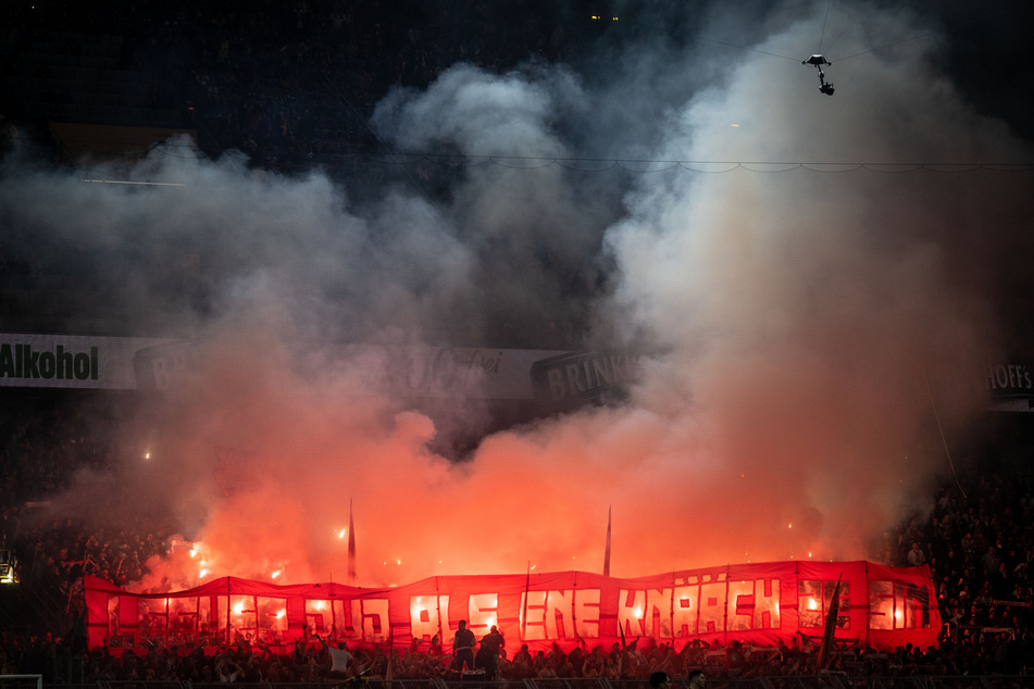 Kölner Fußballfans hatten im Gästeblock fast während der gesamten Partie Pyrotechnik gezündet.