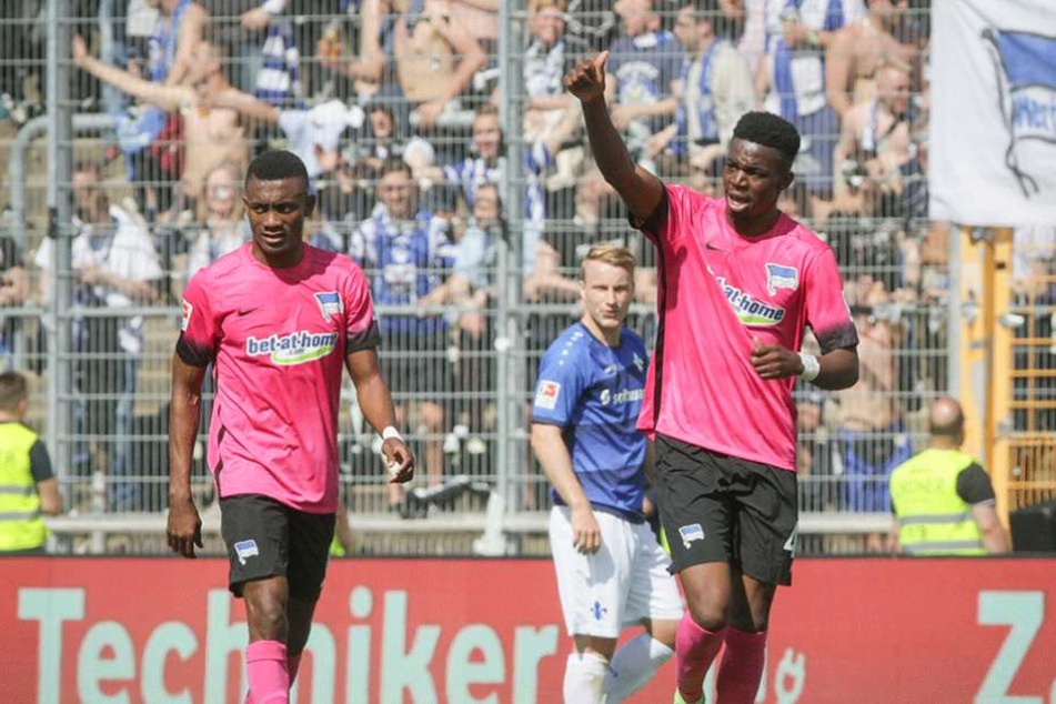 Jordan Torunarigha (r) jubelt in Richtung Trainerbank, nachdem er das 0:2 erzielte.