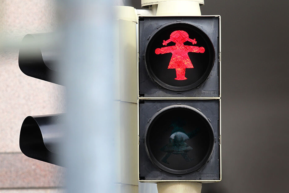 Am Montag wurde ein Schüler aus Leipzig beim Gang über die Straße von einem Auto angefahren und schwer verletzt. (Symbolbild)