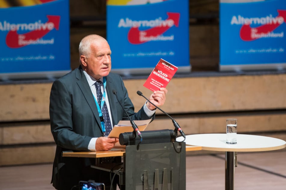 Der ehemalige tschechische Staatspräsident Vaclav Klaus spricht während einer Wahlkampfveranstaltung der AfD Bayern. (Archivbild)