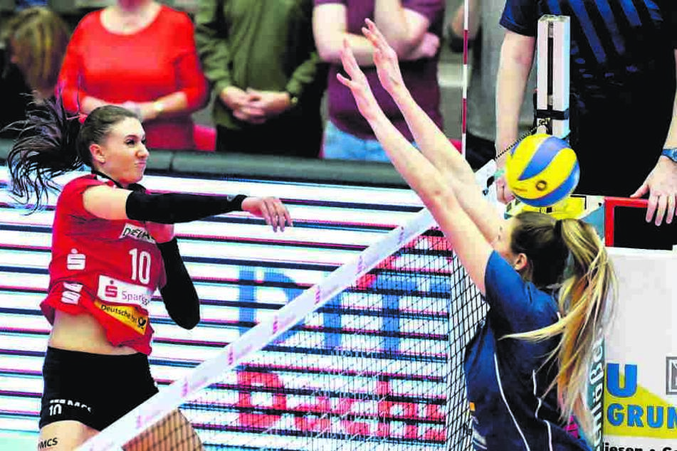 Lena Stigrot schlägt gekonnt gegen Wiesbadens 2,01 m große Jennifer Hamson zu.