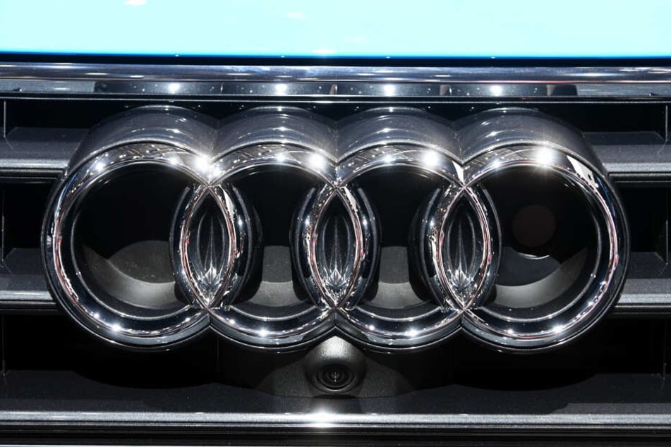 Ein Audi Logo an einem Kühlergrill; in Zukunft will Audi vor allem auf Hybrid und Elektroautos setzten.