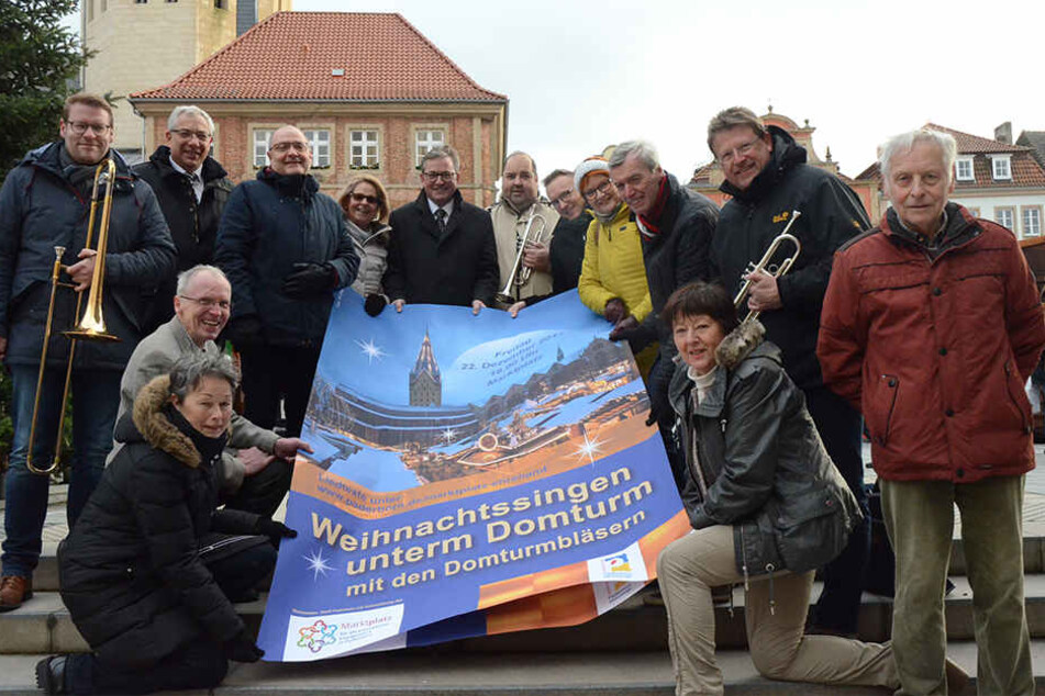 Bürgermeister Michael Dreier (m.) und viele weitere freuen sich auf das Weihnachtssingen.