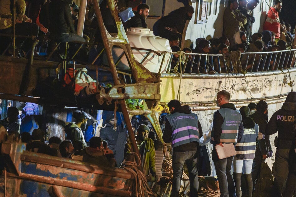 Die italienische Küstenwache rückte am Freitag mit mehreren Schiffen aus, um drei Booten mit insgesamt mehr als 1000 Migranten vor der süditalienischen Küste zu helfen.