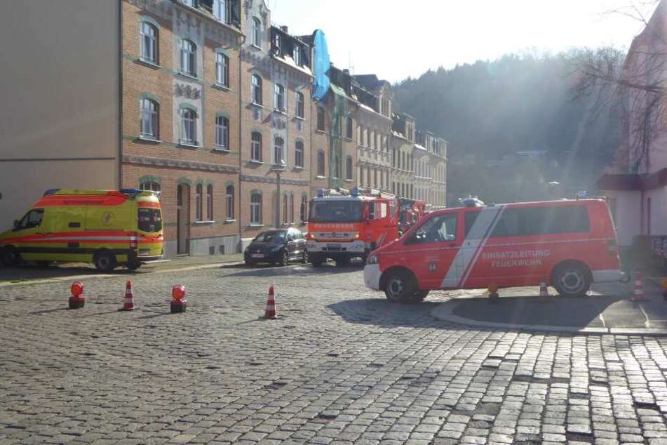 Die hinzugerufenen Einsatzkräfte der Feuerwehr und Polizei sperrten den Bereich und die anliegende Fichtestraße für den Verkehr ab.