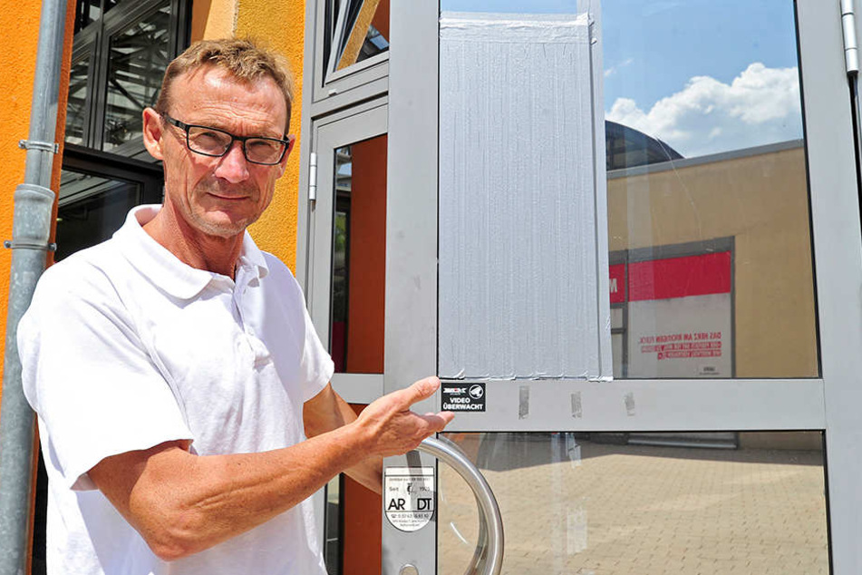 Apotheker Elmar Werner (55) mit einer kaputten Fensterscheibe in seiner Apotheke im Vita-Center.