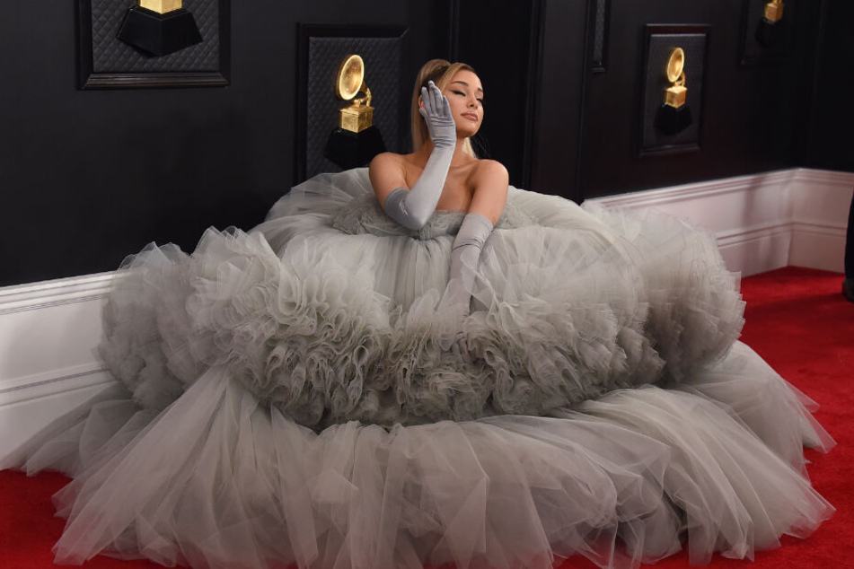 Ariana Grande war mit einem krassen Kleid der absolute Hingucker.