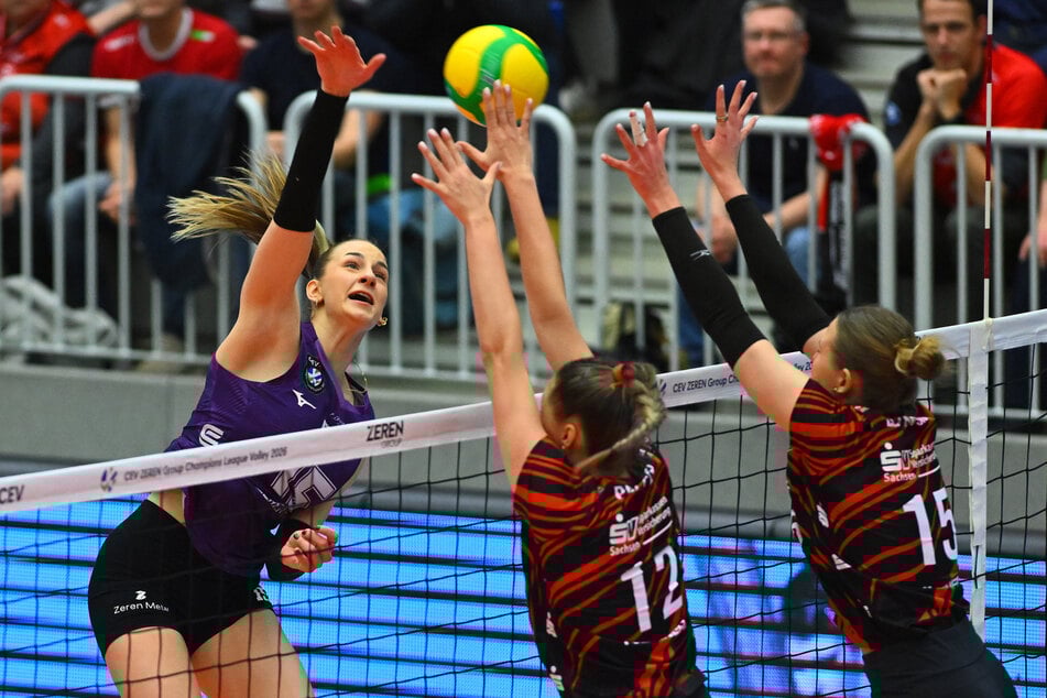 Gegen Aleksandra Uzelac (21) hatten die DSC-Schmetterlinge um Mette Pfeffer (20) und Marta Levinska (24, v.l.n.r.) ihre Mühe.