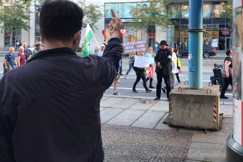 Von Anwalt Jens Lorek (56) wurde ein Protestierender angezeigt, der der den Mittelfinger zeigte.