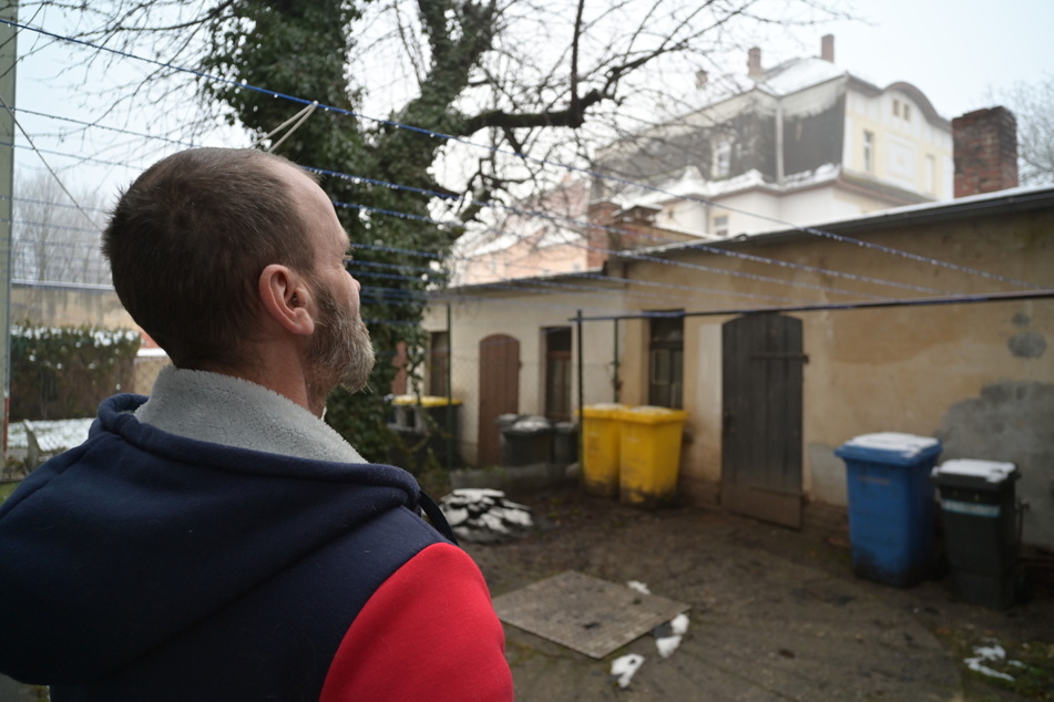 Auf diesem Anbau beschädigte Thomas B. (31) die Dachpappe. Nachbar Rocco Schmutzler (50) sorgt sich um sein Mietshaus.