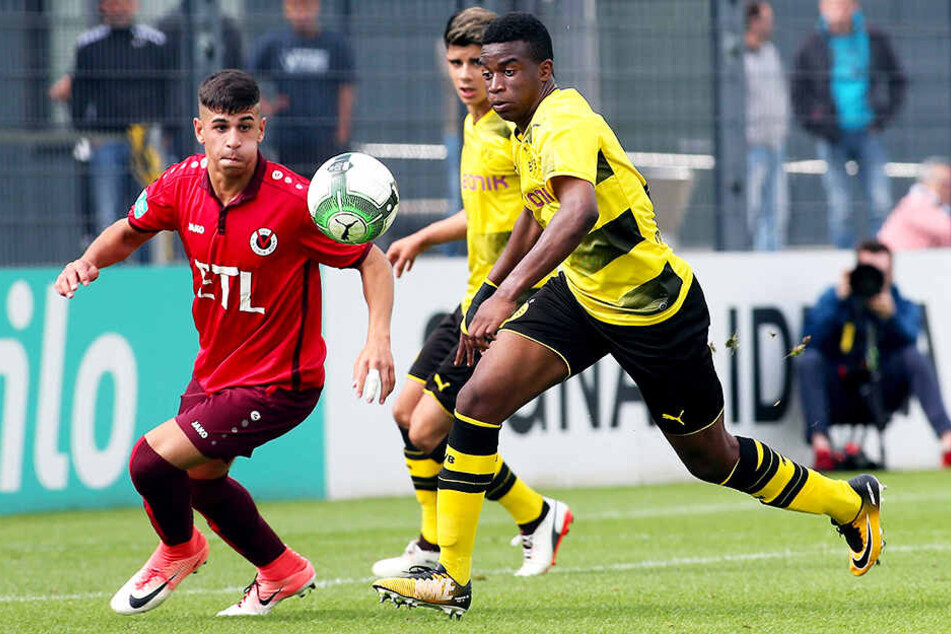 Youssoufa Moukoko (r.) spielte bereits vor knapp zwei Jahren für die U17 des BVB. Auf diesem Foto ist er zwölf Jahre jung.