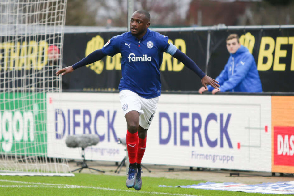 David Kinsombi jubelt nach einem Treffer für Holstein Kiel.
