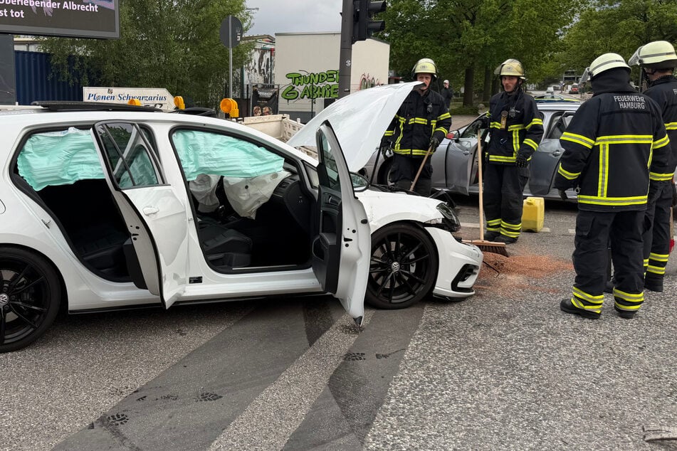 Heftiger Kreuzungs-Crash: Sechs Personen bei Auto-Kollision verletzt