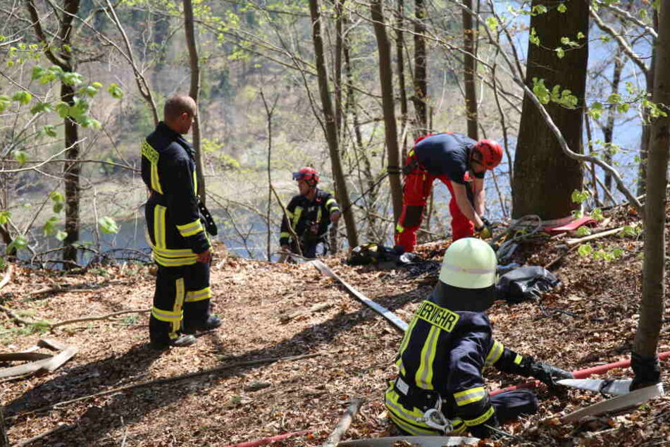 Die Feuerwehren in Saaldorf mussten sich abseilen, um an das Feuer zu gelangen.