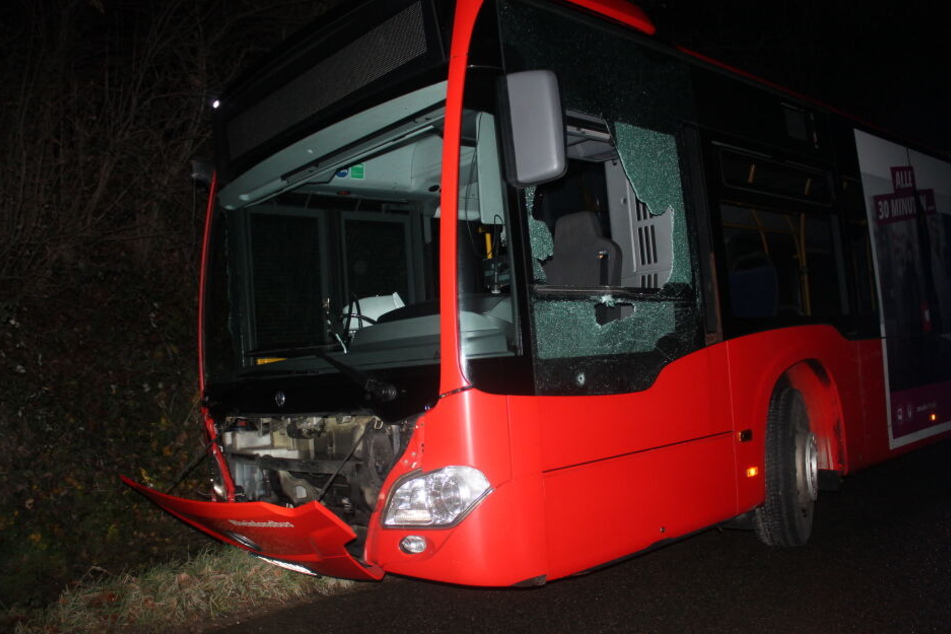 Nicht nur am geklauten Bus entstand durch die Irrfahrt erheblicher Sachschaden.