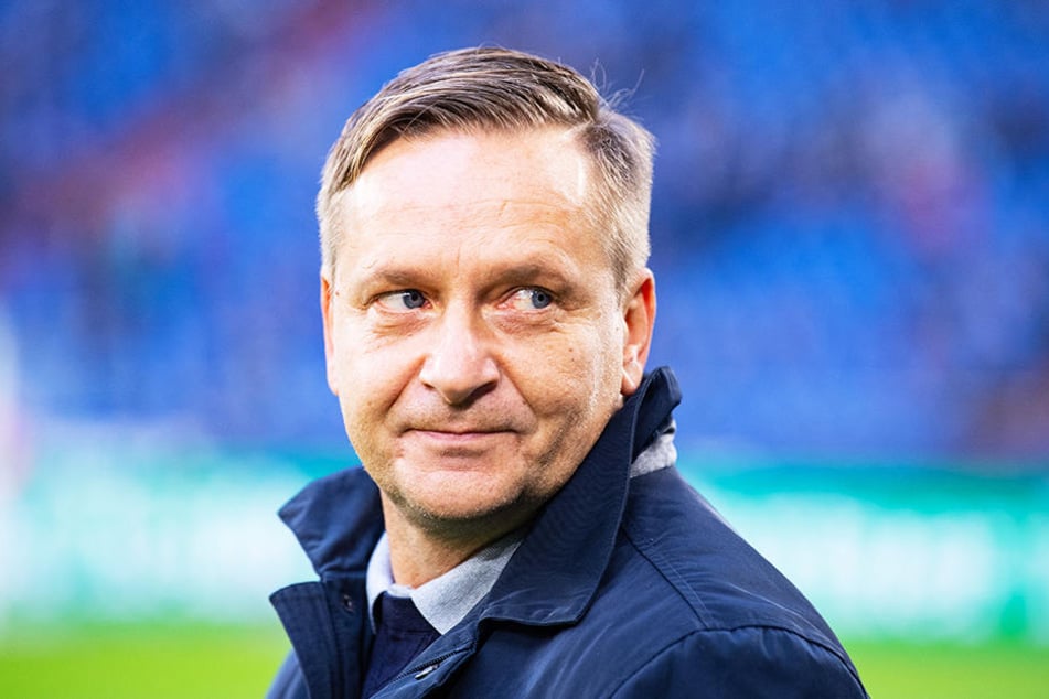 H96-Sportchef Horst Heldt ließ seiner Wut über das fehlende Eingreifen des Video-Assistenten freien Lauf.