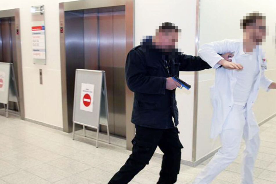 Hier stürmt der vermeintliche Terrorist die Notaufnahme und hält einen Arzt gefangen.