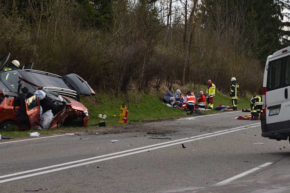 Die Verletzten werden von Rettungskräften versorgt.