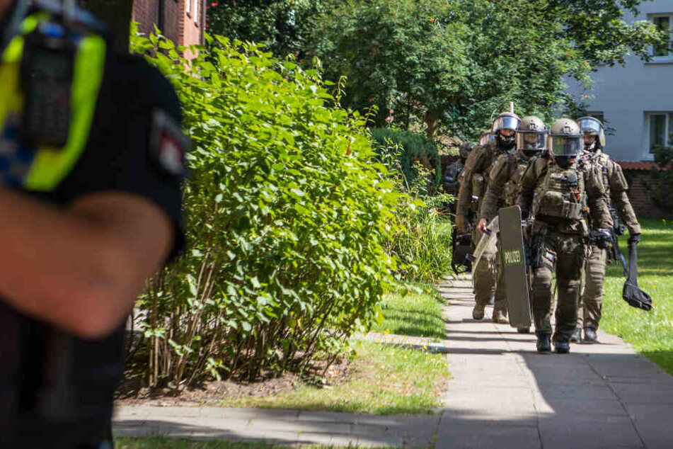 Das Sondereinsatzkommando der Polizei stürmte am Donnerstag eine Wohnung in Barmbek.