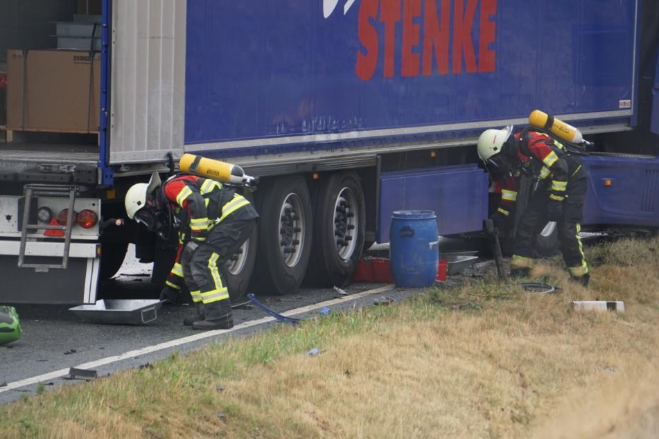 Die Feuerwehr sichert die Chemikalien.