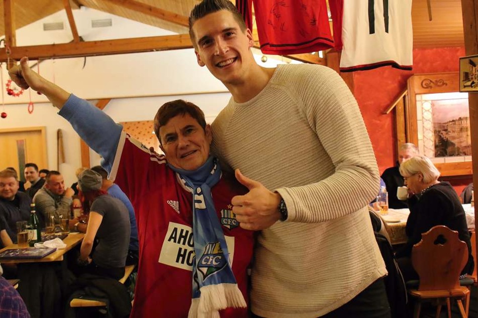 Martina Hartwig war happy. Für 150 Euro, die dem Nachwuchs zugute kommen, ersteigerte sie das Trikot von Kevin Kunz.