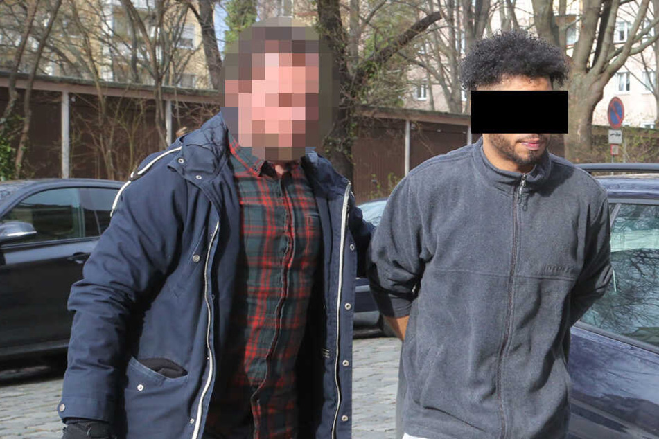 Ein Beamter führt den 38-Jährigen zum Haftrichter.