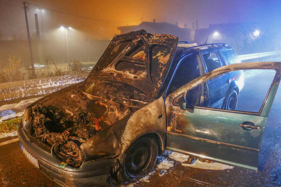 Das Feuer brach im Motorraum des Autos aus.