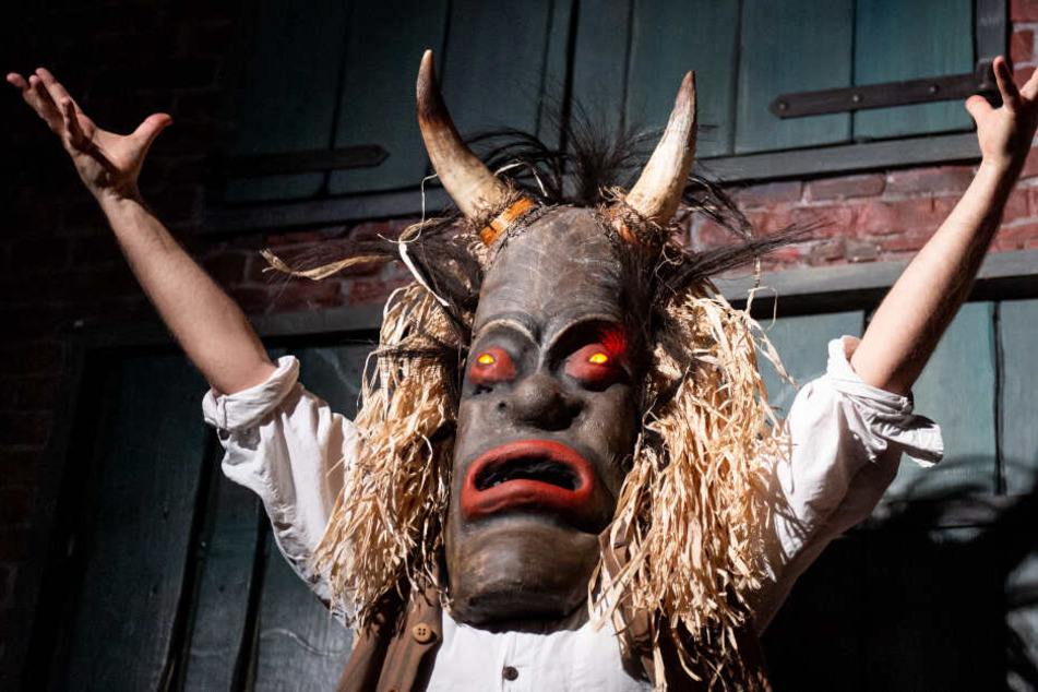 Der Schauspieler Morgan oBrien steht im Hamburg Dungeon in einer Szene aus der Show "Der Fluch der Maske" auf der Bühne.