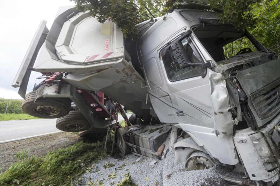 Der Sattelauflieger drehte sich um etwa 180 Grad und verkeilte sich mit dem Führerhaus.