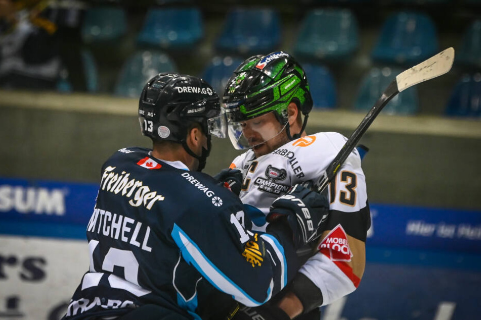 In der Partie war Feuer. Eislöwen Dale Mitchell knöpft sich hier Towerstars Vincenz Mayer vor.