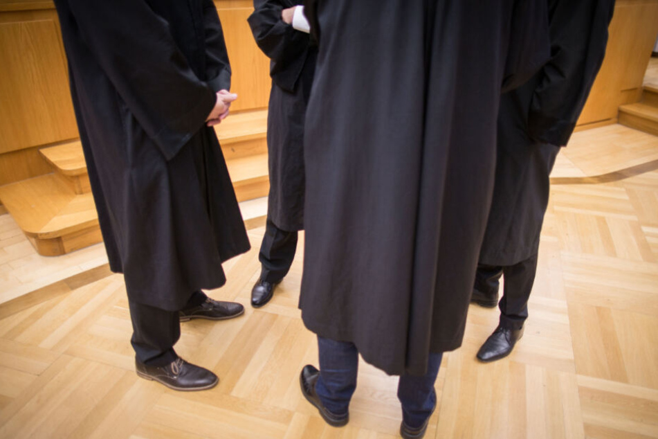 Dem Mann wird unter anderem fahrlässige Tötung und fahrlässige Körperverletzung vorgeworfen (Symbolfoto).
