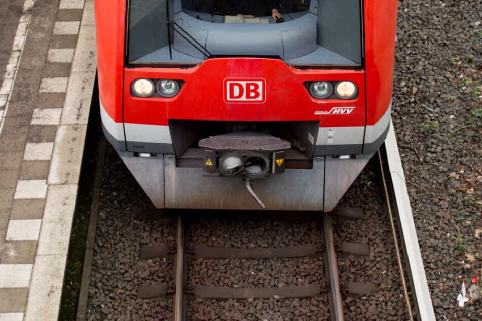 Die S-Bahn Hamburg erneuert drei Brücken. (Archivbild)