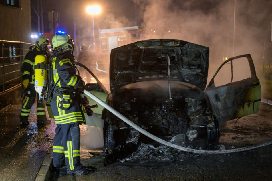 Die Feuerwehr versuchte alles, konnte den Wagen aber nicht mehr retten.